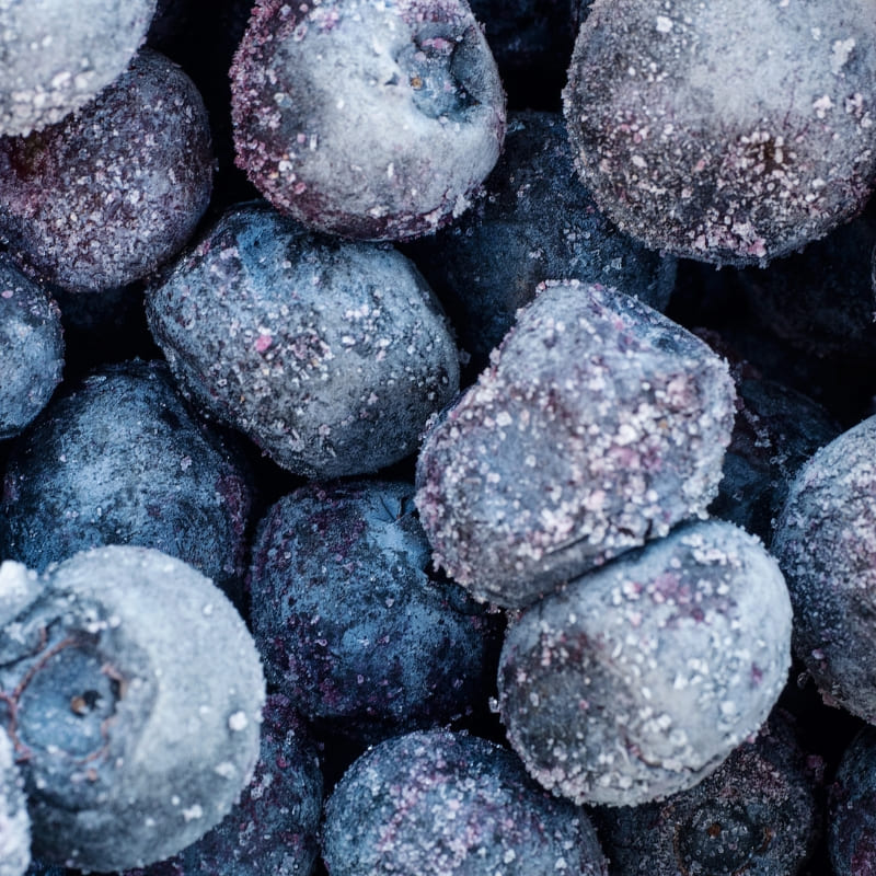 Close-up of frozen blueberries covered in frost ā perfect antioxidant-rich fruit for smoothies and healthy recipes.